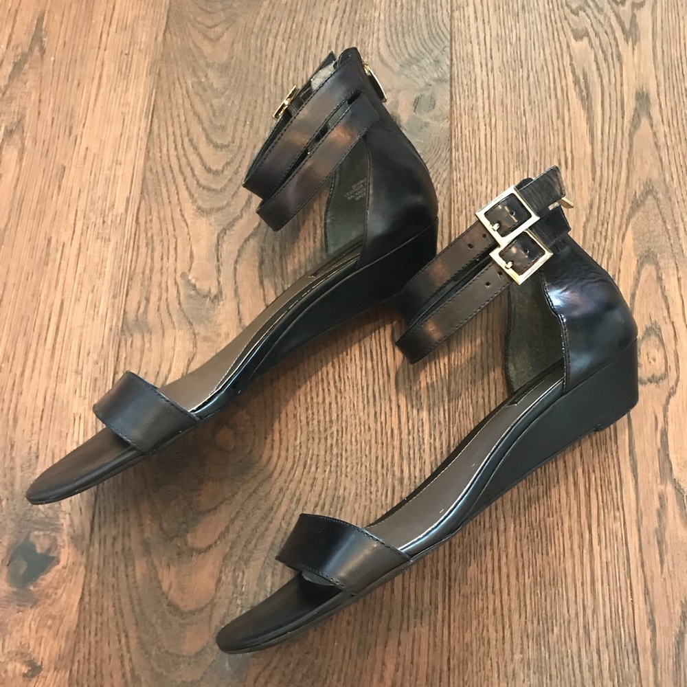 Flat Bandolino Sandals